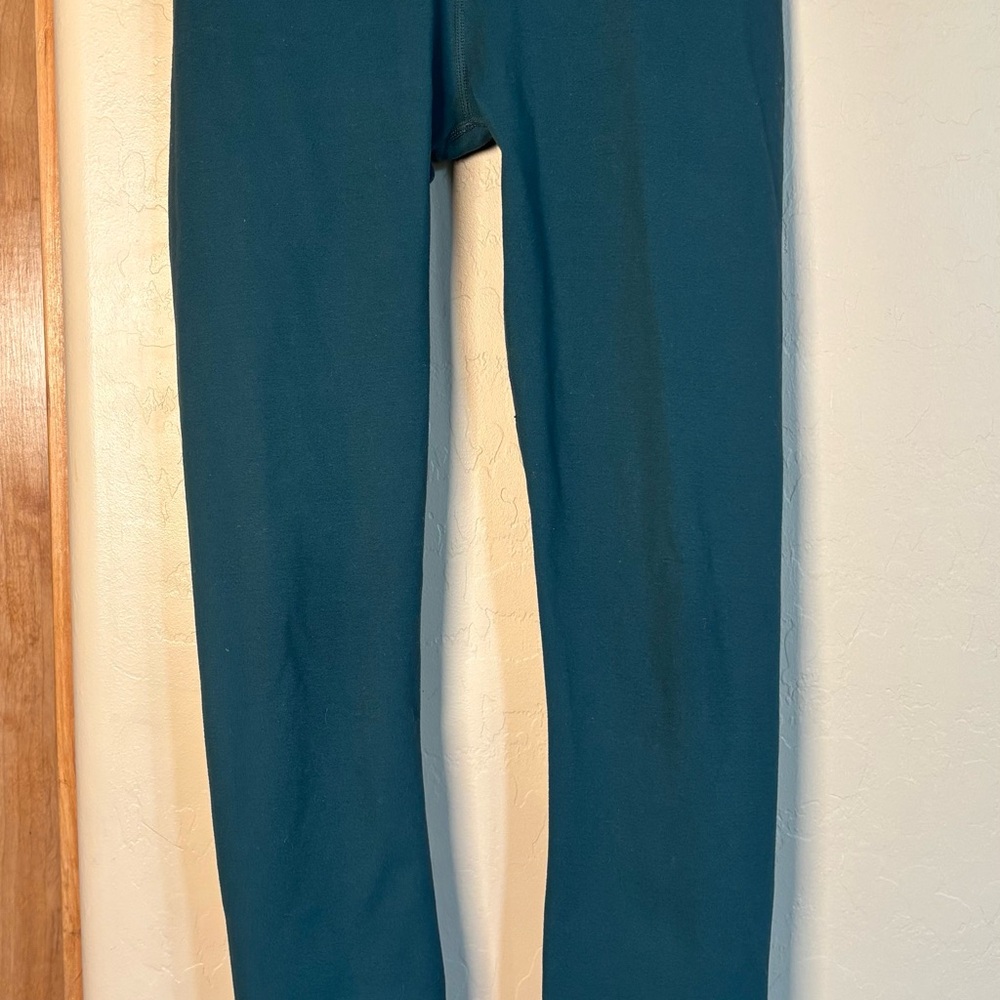 Fabletics leggings Teal Leggings cute back detail size XS